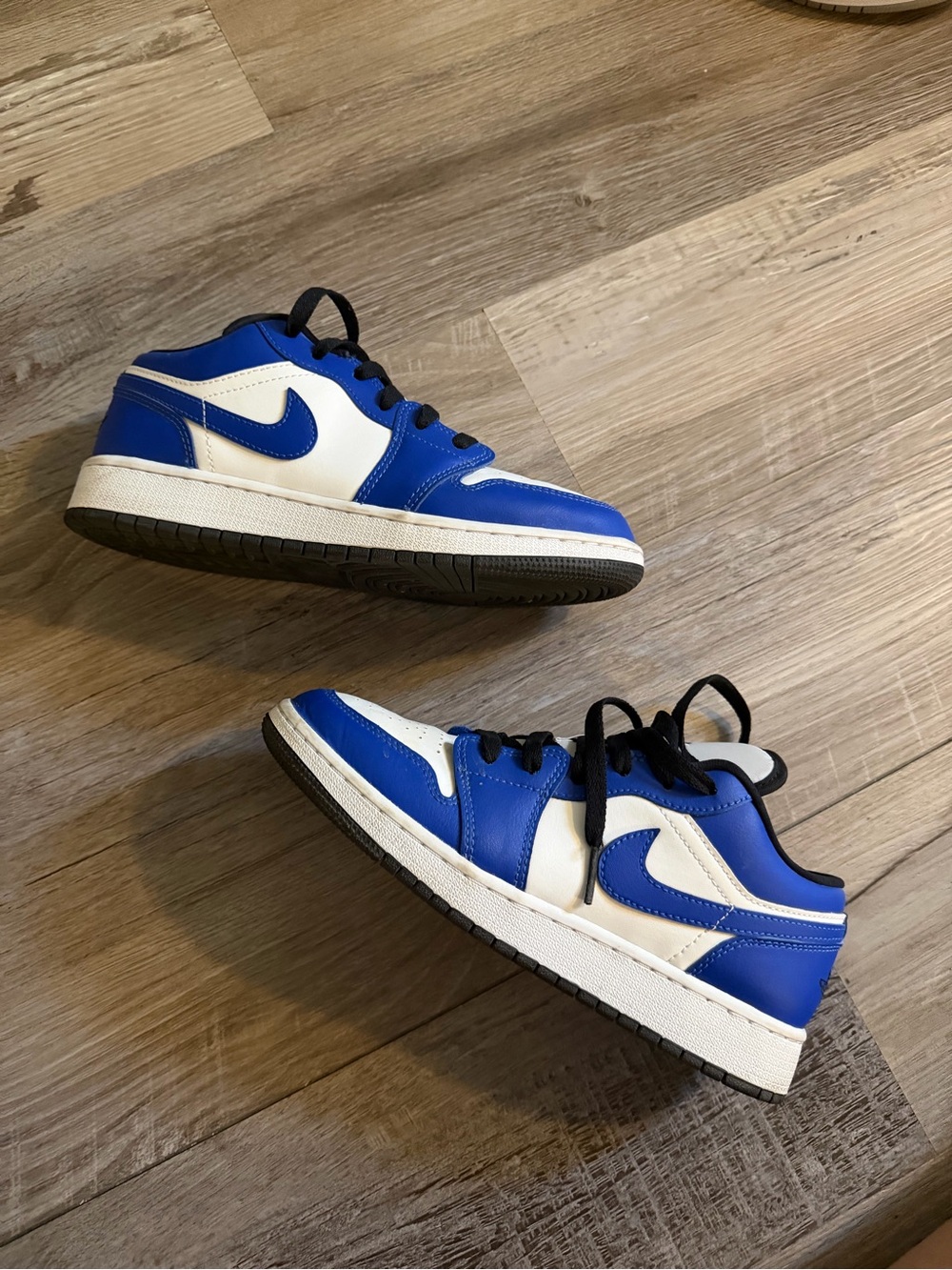Nike Kids Low-Top Sneakers in Blue, White and Black